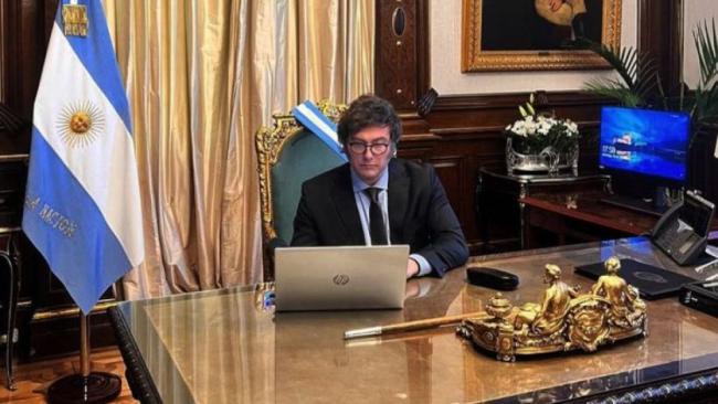 Javier Milei en la oficina presidencial.