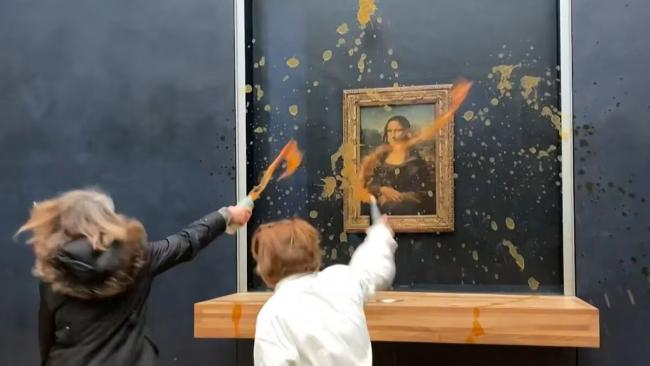 Dos activistas medioambientalistas lanzan sopa a la Mona Lisa, en el Museo del Louvre.