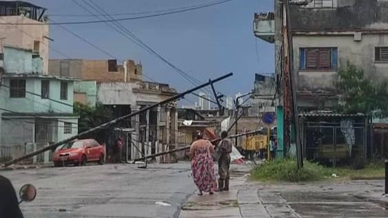 Poste y cables caídos en Luyanó, La Habana, este domingo.
