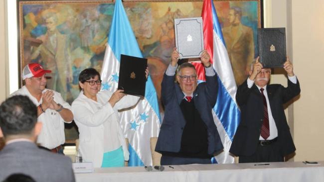 Firma del acuerdo para la exportación de médicos cubanos a Honduras.