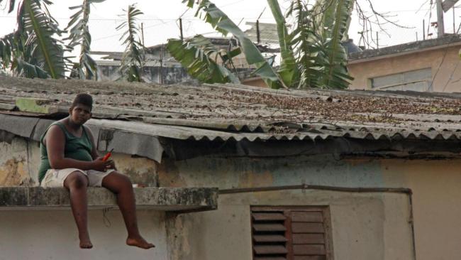 Un joven cubano en un tejado en un barrio de La Habana.