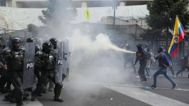 Los manifestantes y la Policía se enfrentan en Colombia.