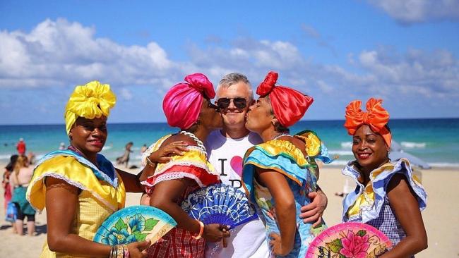 Un turista ruso se toma una foto típica en Cuba.