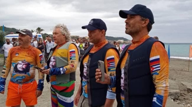 Los cuatro kitesurfistas rusos en la playa de Baracoa.