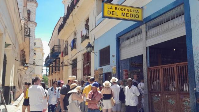 Turistas en la Bodeguita del Medio, en La Habana.