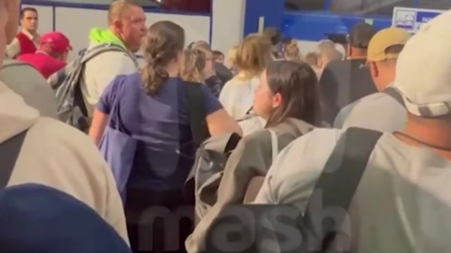 Protesta de turistas rusos en el aeropuerto de cayo Coco.