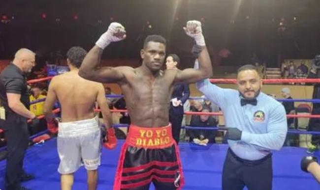 Yoenlis Feliciano Hernández sobre el ring el viernes, Fort Lauderdale, Florida..