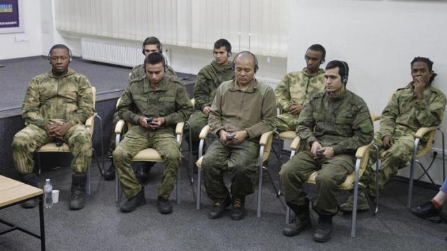 Mercenarios extranjeros mostrados por Kiev. En el extremo derecho de la foto, el cubano Frank Darío.