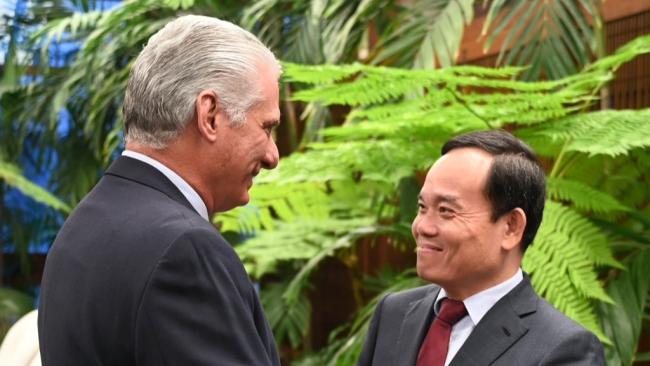 Miguel Díaz recibe al viceprimer ministro de Vietnam Tran Luu Quang.