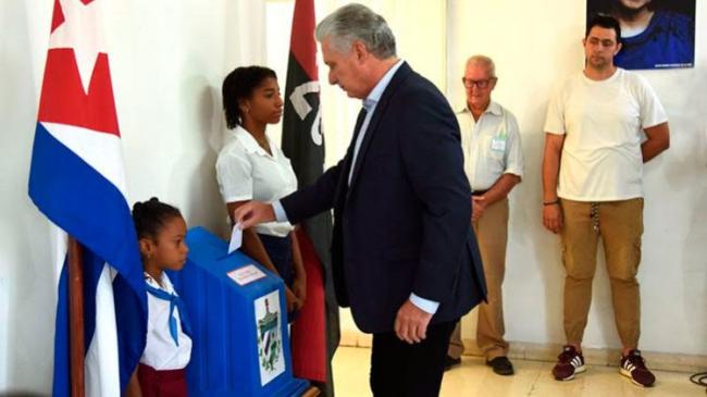 Miguel Díaz-Canel vota en las elecciones más recientes en Cuba.