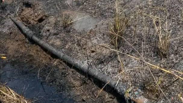 Una de las tuberías dañadas por el incendio.