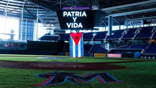 El Estadio de los Marlins con una imagen de Patria y Vida.