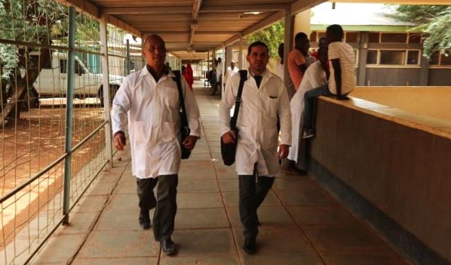 Los médicos cubanos Landy Rodríguez Assel Herrera Correa.