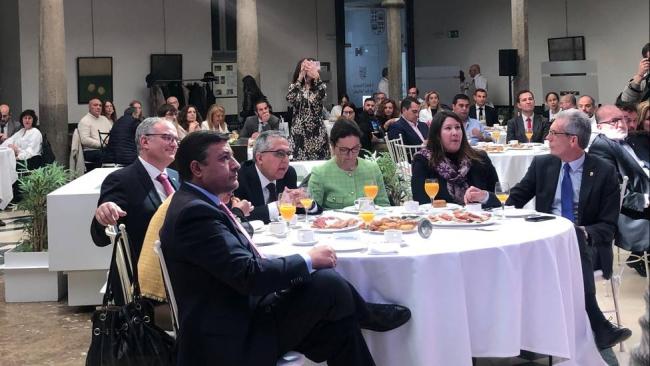 El embajador cubano en España, Marcelino Medina, junto a autoridades económicas de Ávila.