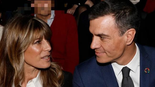 El presidente del Gobierno de España Pedro Sánchez (d), y su esposa María Begoña Gómez (i). 