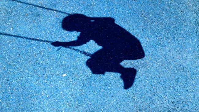 Sombra de niña en un columpio.