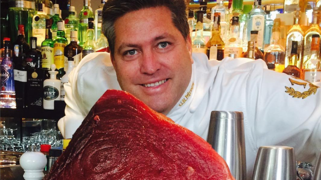 El chef cubano José Ynglada junto a una pieza de atún rojo.
