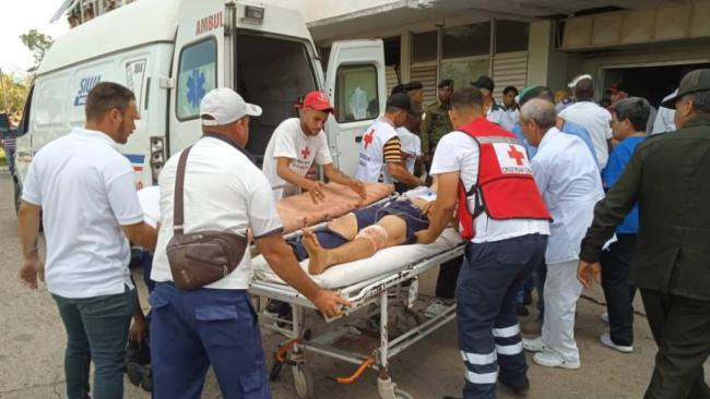 Llegada al hospital de los lesionados en el accidente de Artemisa.