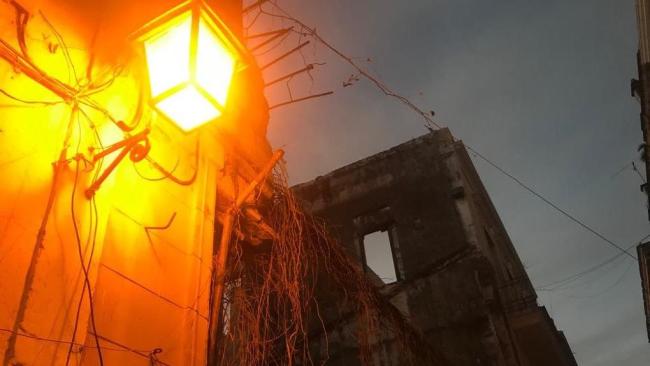 Un farol encendido en La Habana.