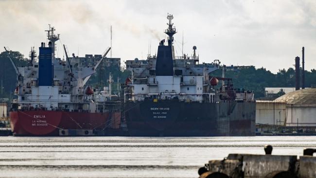 Buques de petróleo atracados en la bahía de La Habana.