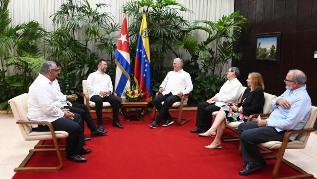 Díaz-Canel recibe al canciller de Maduro, Yván Gil.