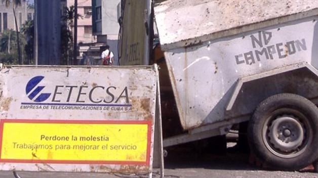 Una señal de ETECSA de técnicos en obras. 