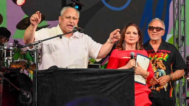 El secretario de la Marina de EEUU, Carlos del Toro, Gloria Estefan y Emilio Estefan.