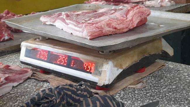 Un trozo de carne de cerdo sobre pesa.