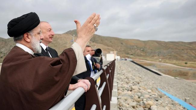 El presidente iraní, Ebrahim Raisi, junto al de Azerbaiyán, Ilham Aliyev, este domingo..