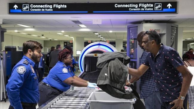Chequeo de equipajes en el Aeropuerto Internacional de Miami.