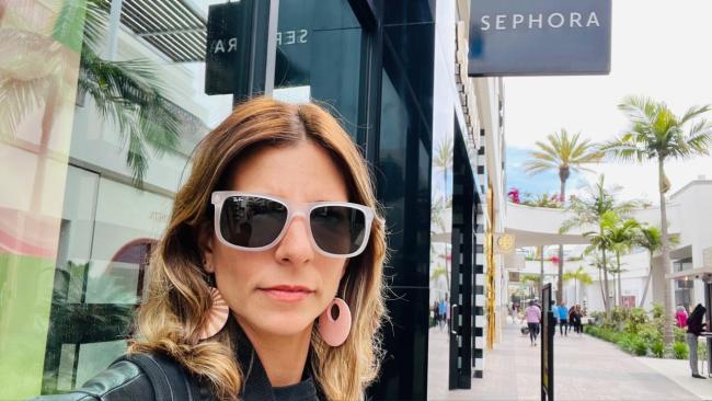 Margarita Pintado ante una tienda Sephora.