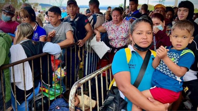 Migrantes y refugiados de Venezuela hacen cola en Pacaraima, Brasil.