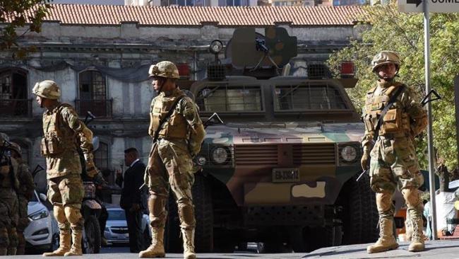 Militares desplegados en La Paz este 26 de junio.