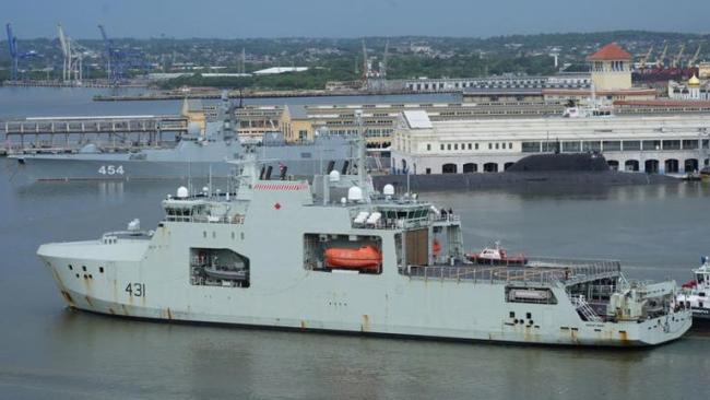 La fragata canadiense HMCS Margaret Brooke al entrar a la bahía de La Habana.