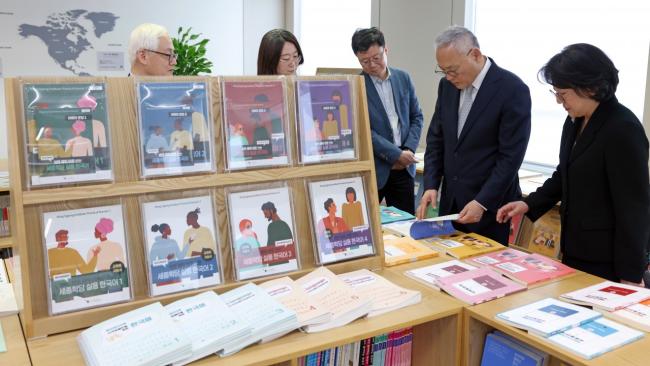 Funcionarios surcoreanos revisan materiales educativos del Instituto Rey Sejong en la sede de la Fundación en Seúl.