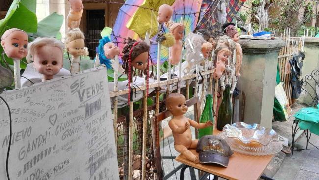 Una venta de garaje decorada con muñecas rotas en La Habana.