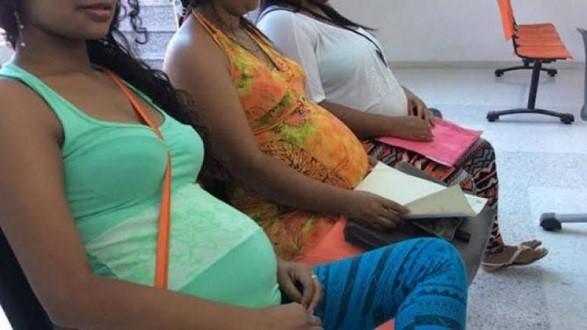 Cubanas embarazadas en un consultorio médico.