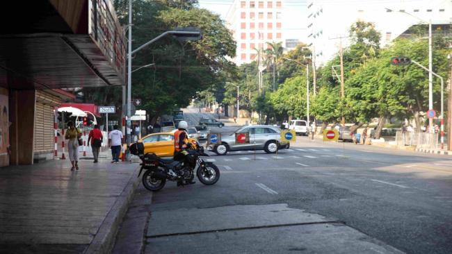 Un agente policial vigila el cierre de una calle en La Habana.