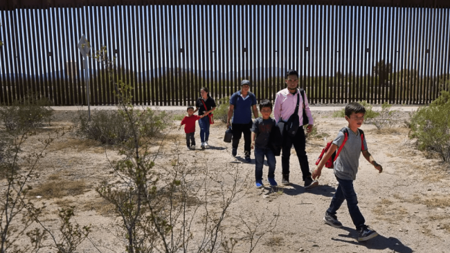 Migrantes tras cruzar el muro fronterizo entre México y EEUU.