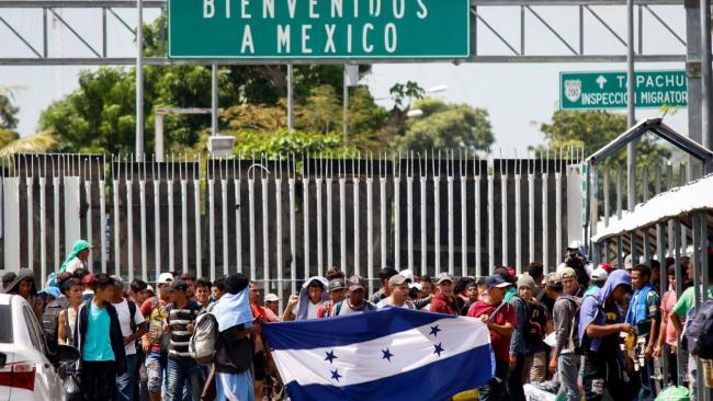 Migrantes hondureños, camino a la frontera de México con EEUU.