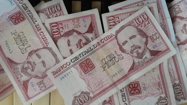 Billetes de cien pesos cubanos.