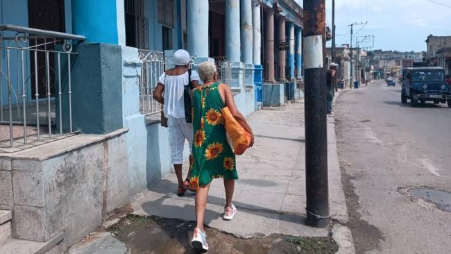 Dos mujeres en una calle de La Habana.