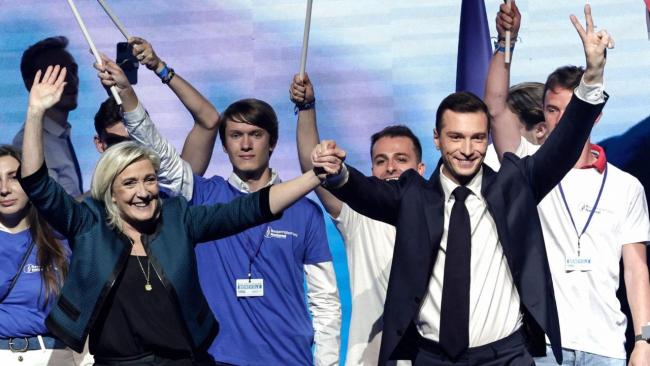 Marine Le Pen y Jordan Bardella al celebrar su triunfo.