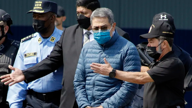 El expresidente Juan Orlando Hernández durante su extradición a EEUU.