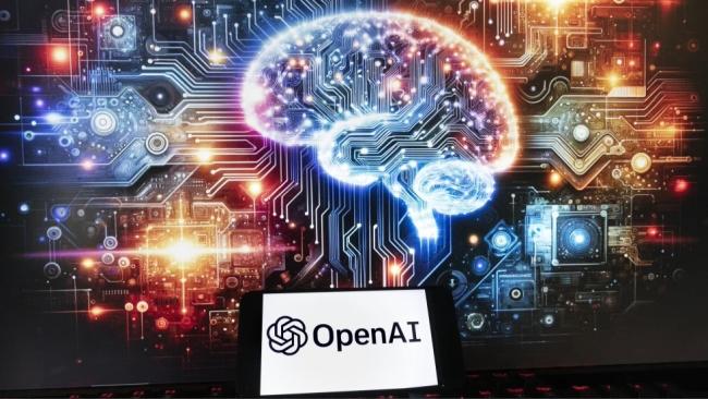 Logo de OpenAI e imágenes en la pantalla de un celular.