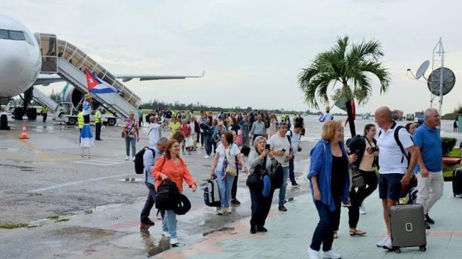 Llegada del vuelo de Iberojet a Santa Clara.