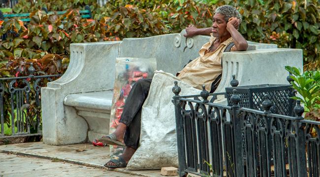 Un mendigo en La Habana, tildado de 'deambulante' por la prensa oficial.