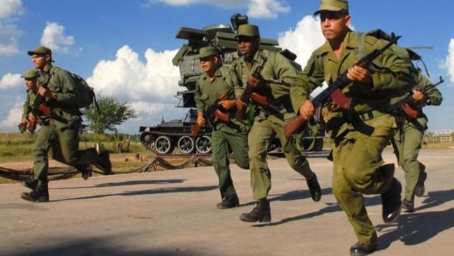 Jóvenes soldados cubanos.