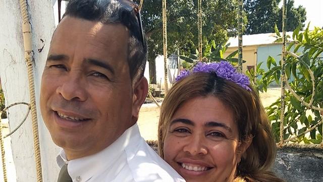 El pastor Lorenzo Rosales Fajardo junto a su esposa.