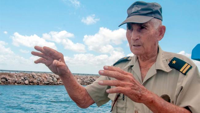 Elías Pérez López, 'Cuarentiña', hablando para la prensa oficial. Al fondo, el pedraplén.